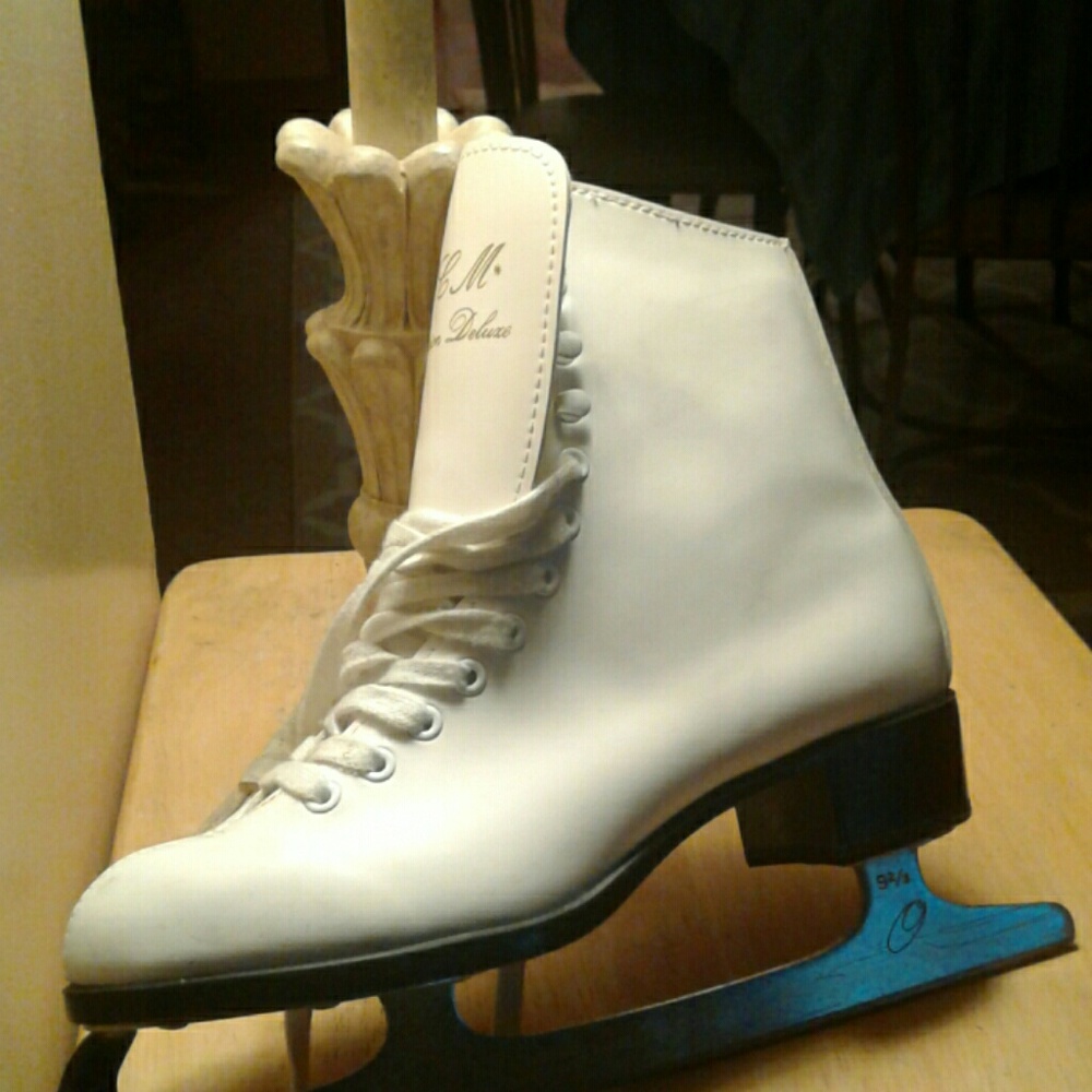 Ccm ladies ice skates size 7
